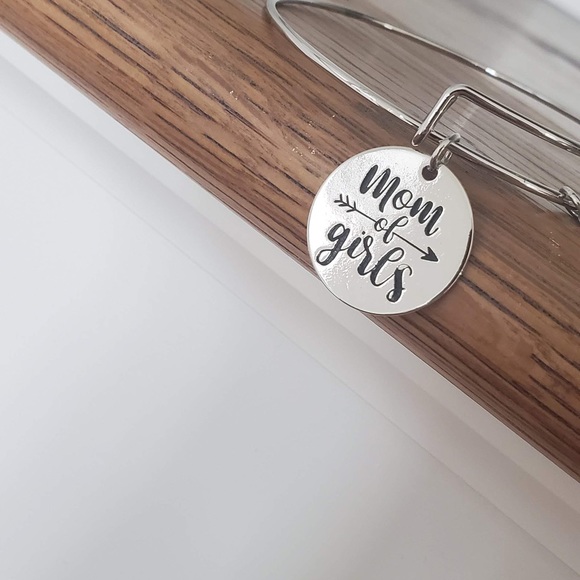 Mom of girls stamped bracelet - Picture 4 of 6